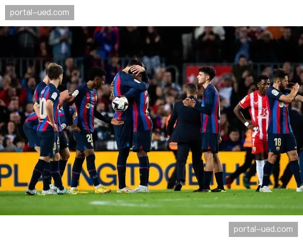 焦点瞬间：奥萨苏纳前锋阿维拉倒钩破门，当选西甲本月最佳进球候选